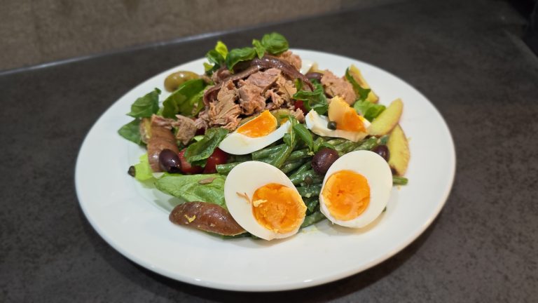 Opgemaakt bord salade nicoise